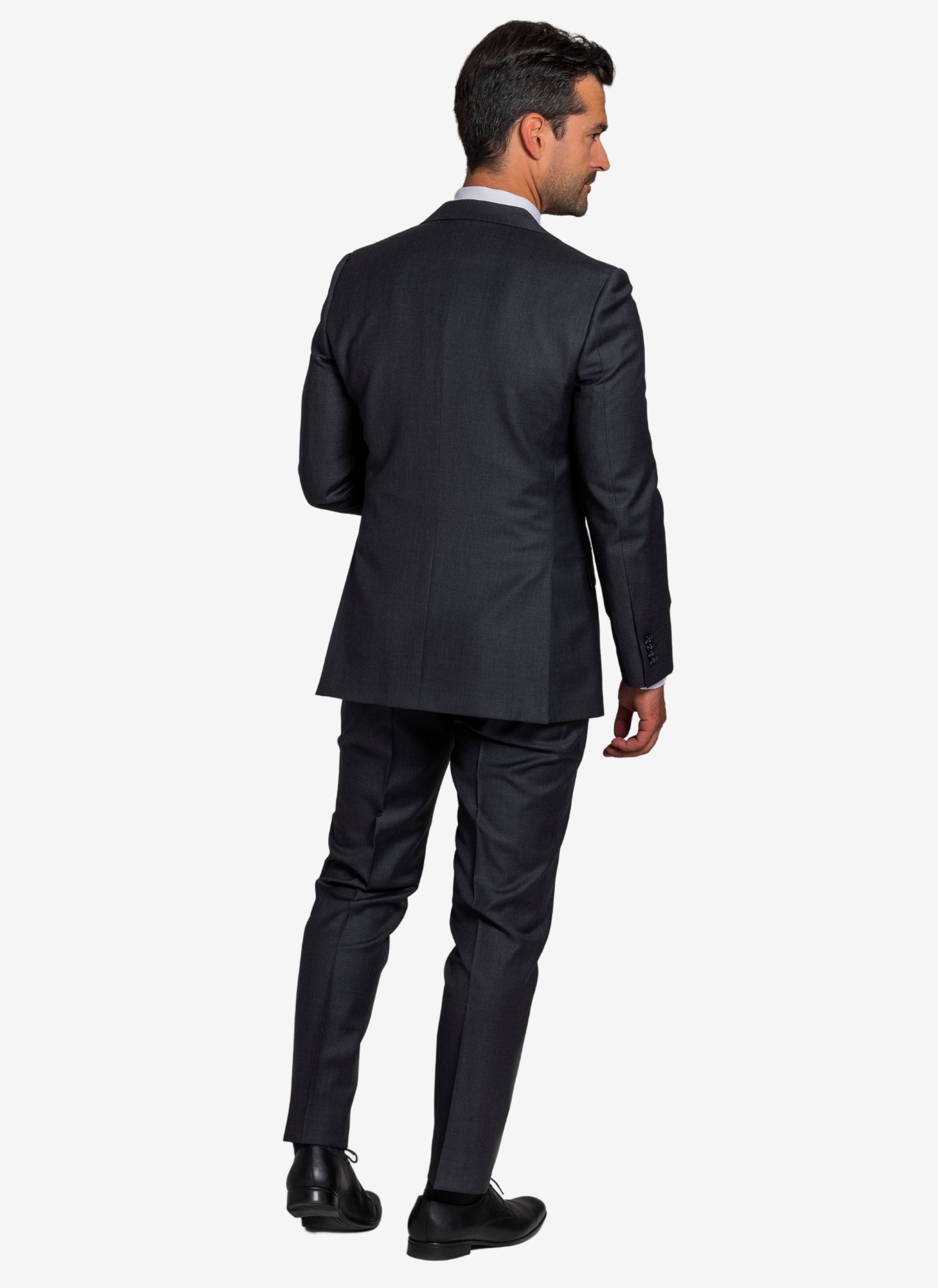 Hochwertiger Anzug in anthrazit mit schwarzen Lederschuhen.