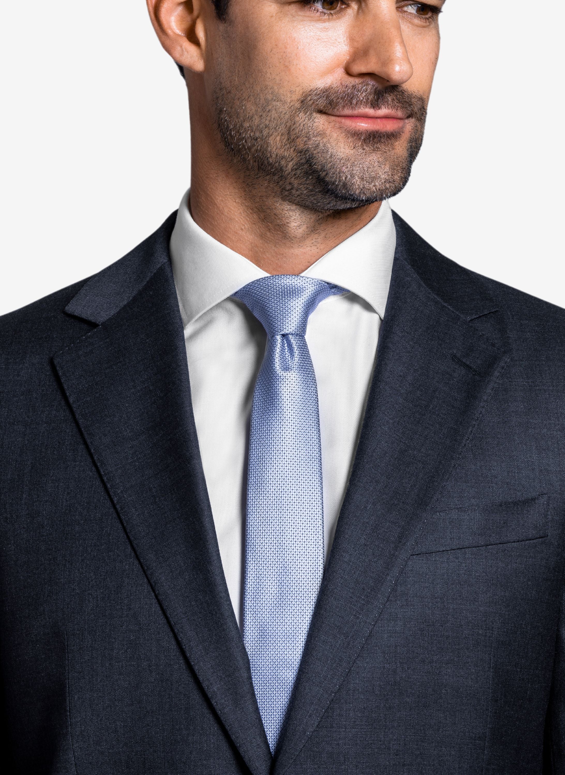 Hellblaue Krawatte mit weissen Hemd und Anzugsakko anthrazit.